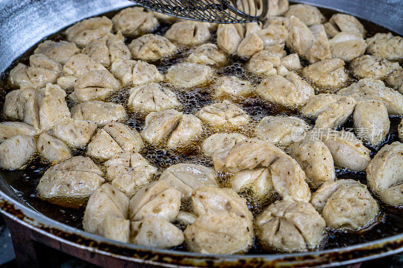 近距离展示煎肉丸，印尼街头小吃，Bakso Goreng